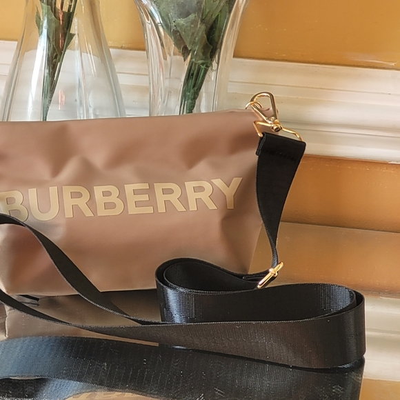 Burberry - Picture 13 of 15